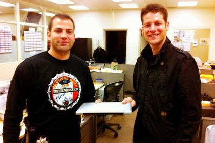 Joshua Kaufman recibe su MacBook en el departamento de policía