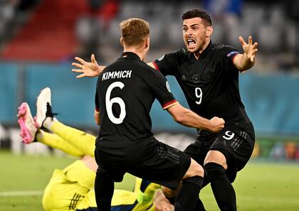 Joshua Kimmich (izq.) y Kevin Volland festejan el 2-2 de la selección de Alemania ante Hungría, en la agónica clasificación a los octavos de final.