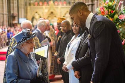 Joshua saluda a la reina Isabel II, y luego lo hará con el príncipe Carlos, afectado por coronavirus