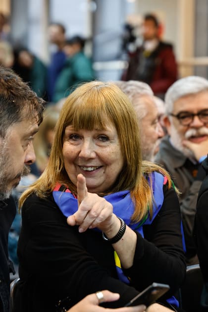 Josi García Moreno (hermana menor de Charly) entre los familiares que asistieron a la distinción del músico, como Doctor Honoris Causa, en la Facultad de Filosofía y Letras de la UBA