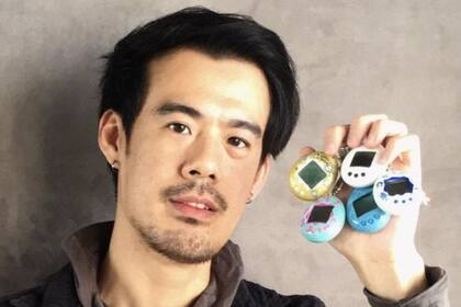 Josiah Chua tiene una colección de tamagochis y espera ansioso el lanzamiento de la nueva versión