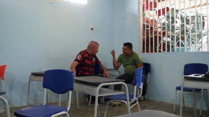 Josías Buitrago, veterano profesor en La Gabarra, y Rubel Quintero, antes su alumno y hoy líder social en la zona.