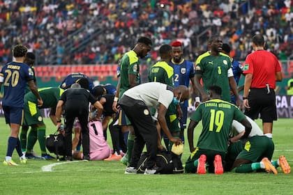 Josimar Vozinha y Sadio Mané son atendidos tras el choque de cabezas durante el partido entre Senegal y Cabo Verde por la Copa de Naciones de África.