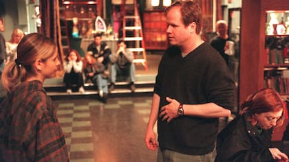 Joss Whedon junto a Sarah Michelle Gellar (y Alyson Hannigan, a un costado)