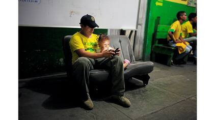 Josue Najarro y su sobrina durante el turno de noche en la base Comandos