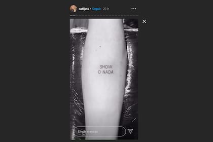 Nati Jota compartió, en una historia de Instagram, el momento en que se hacía el tatuaje en el antebrazo izquierdo