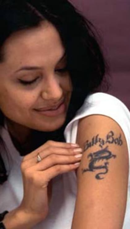 Joven y bella, pero casada con el hombre equivocado, decidió borrar el tatuaje que le recordaba ese error