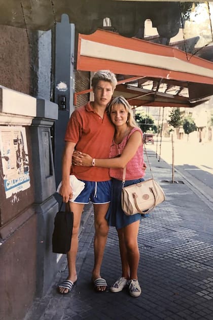 Jovencito, en Rosario, junto a su hermana Rosana, sostén fundamental ante la muerte temprana de sus padres.