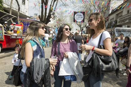 Jóvenes, adultos y chicos, reunidos en una feria para todos los gustos