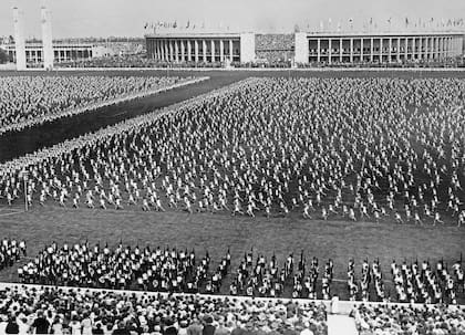 Jóvenes alemanes durante una demostración de ejercicio en el Maifeld en el Olympiapark, durante los Juegos Olímpicos de 1936 en Berlín