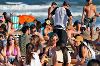 La Pedrera. Los jóvenes argentinos cambian la rutina del pueblo costero