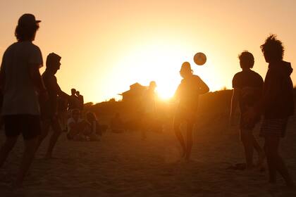 Fútbol en la playa para despedir el día