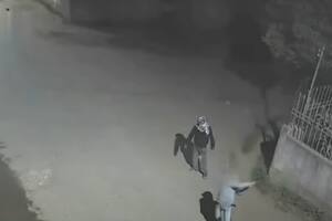 El momento en el que tres menores de edad son detenidos por atacar un domo policial