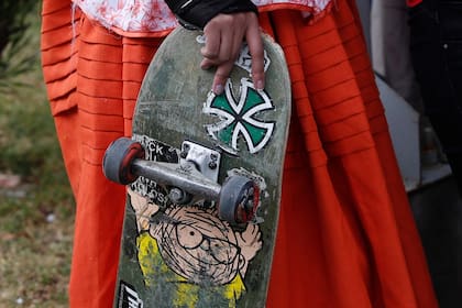 Yanira Villarreal, vestida como una chola, sostiene su patineta durante un show de talentos juveniles en La Paz, Bolivia