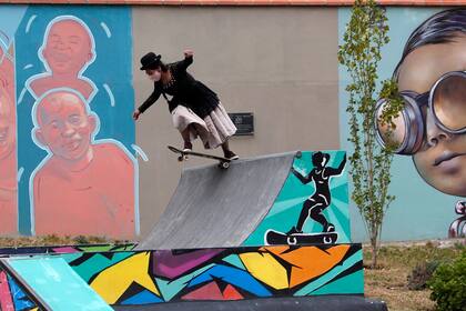 Aydé Choque toma envión con su patineta en medio de una prueba de talentos, en La Paz