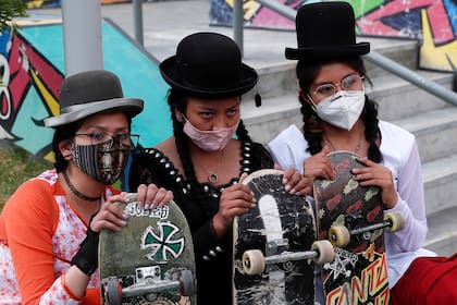 En colectivo de mujeres jóvenes llamado ImillaSkate entiende el uso de la ropa tradicional como una declaración de orgullo de su cultura indígena al andar en skate