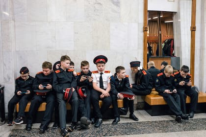 Jóvenes cadetes militares en el museo de la Segunda Guerra Mundial en Moscú el jueves 13 de octubre de 2022