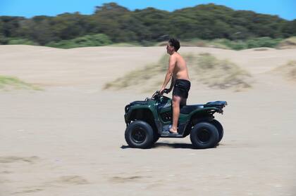 Jóvenes circulan con cuatriciclo sin casco.
