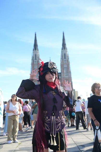 Jóvenes de la comunidad china recorrieron las actividades en la Plaza Moreno de La Plata ataviados con distintas indumentarias de época