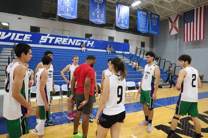 Jóvenes del equipo de básquet en el marco de las actividades deportivas del programa
