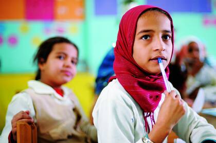 Jóvenes del programa Community Development Association estudian en una escuela al sur de El Cairo