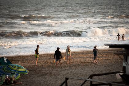 Jóvenes disfrutan las playas de Villa Gesell en el verano Argentino, durante la pandemia del nuevo coronavirus