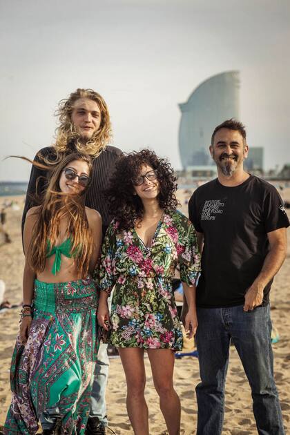Jóvenes en La Barceloneta. Detrás, la silueta del hotel vela, como se lo llama popularmente. Es un edificio que roza los 100 metros de altura, construido por el arquitecto Ricardo Bofill en la zona de la ampliación portuaria
