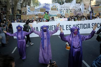 Jóvenes en la marcha mundial por el clima en Buenos Aires, Argentina; el 24 de septiembre de 2021