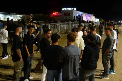 Jóvenes esperan para entrar a UFO Point a las 4 AM.