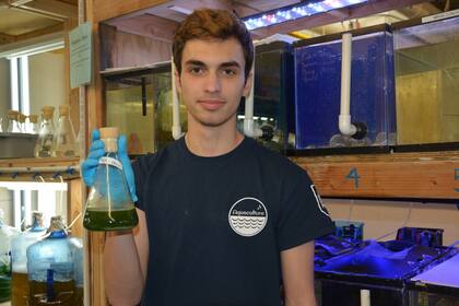 Jóvenes estudiantes participan del proyecto para limpiar las aguas de su ciudad