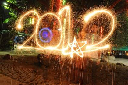 Jóvenes filipinos, en un parque público de Manila