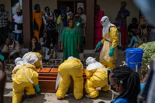 Jóvenes irrumpen en hospital de tratamiento del ébola en el Congo para exigir cuerpos de familiares