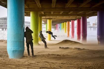 Jóvenes juegan con el viento en las costas de Países Bajos