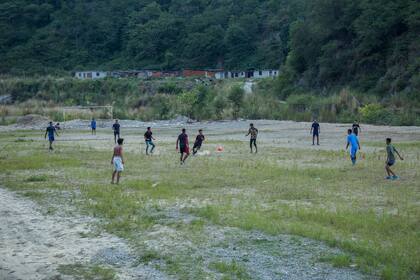 Jóvenes jugando al fútbol en Mangaltar, Nepal, en octubre de 2022.