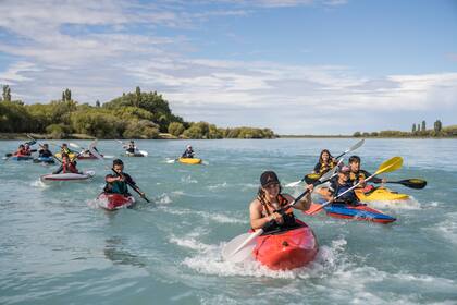 Jóvenes kayakistas en Comandante Piedra Buena.