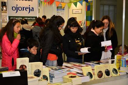 Jóvenes lectores en la Feria platense