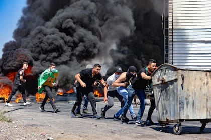 Jóvenes palestinos chocan con el Ejército israelí en Nablus, en el norte de Cisjordania