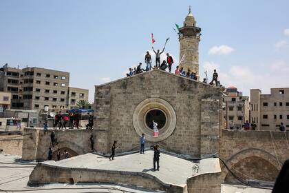 Jóvenes palestinos durante un funeral en la cima de la Gran Mezquita de Omarí el 9 de mayo de 2023. En diciembre de ese año fue prácticamente destruida en un ataque aéreo del ejército israelí