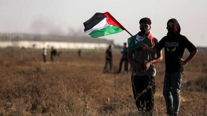 Jóvenes palestinos se manifiestan cerca de la frontera con Israel.