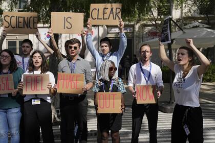 Jóvenes protestan contra los combustibles fósiles en la Cumbre Climática de la ONU COP28, el lunes 4 de diciembre de 2023, en Dubai, Emiratos Árabes Unidos.