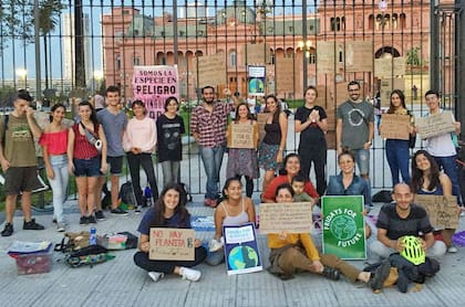 Jóvenes que protestan contra el cambio climático