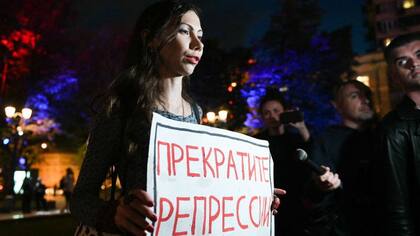 Jóvenes simpatizantes exigen en Moscú la liberación definitiva del activista opositor: "Paren la represión. Liberen a Yegor Zhukov"
