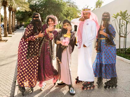 Jóvenes un domingo de brunch en el Diplomatic Quarter.