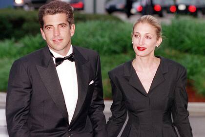 Jóvenes y enamorados, el hijo del presidente John F. Kennedy y
Bessette se casaron en 1996 y murieron en un trágico accidente aéreo en 1999, hace veintiséis años.