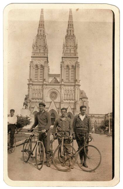 Jóvenes y sus bicis frente la basílica Nuestra Señora de Luján.