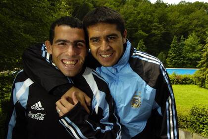 Jóvenes y unidos por la causa del seleccionado, hace muchos años.