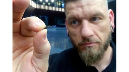 Jowan Osterlund, de la compañía sueca Biohax, muestra uno de los chips RFID como los que les implantarán a los empleados de Three Square Market entre el pulgar y el índice