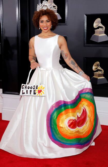 Joy Villa apuesta al vestido pancarta otra vez; La pieza en blanco tiene el dibujo de un bebé por nacer y en el accesorio se lee "Elijo la vida"; el año pasado, la cantante había vestido una prenda con la frase de campaña del presidente Trump "Make America great again"