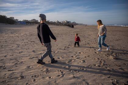 Joy y Lucas, junto al mar con su hijo de casi dos años