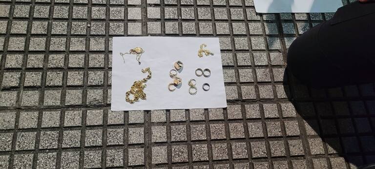 Joyas robadas por los delincuentes.